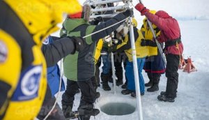 Flag for the Future lowered to North Pole seabed